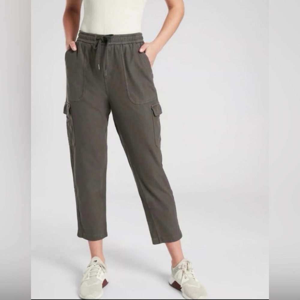 Athleta Farallon Cargo Crop Pants Size 6 Cypress Green NWT